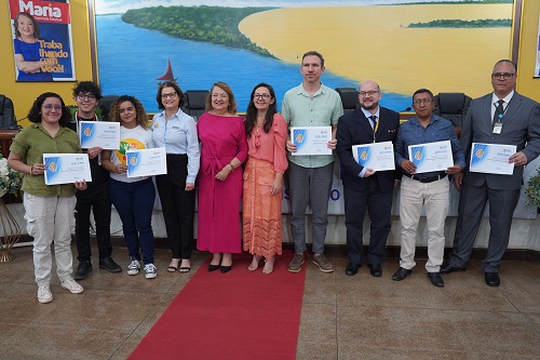 Cerimônia homenageou primeiros servidores nomeados da universidade e representação estudantil.