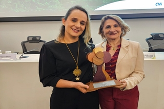 Daniela Pauletto apresentou estudo inédito sobre sistemas agroflorestais comerciais na Amazônia.