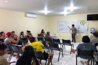Oferece o curso a comunitários de Alter do Chão.