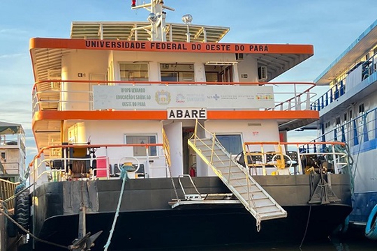 Única unidade de saúde fluvial intermunicipal do Brasil, projeto une extensão universitária e atendimento a populações ribeirinhas.