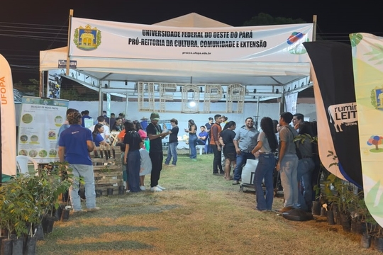 Estande apresenta projetos e ações da universidade.