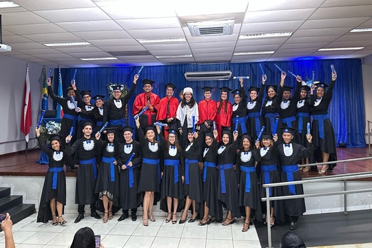 Cerimônia reuniu trajetórias de superação, reencontros e sonhos realizados na formação de novos pedagogos.