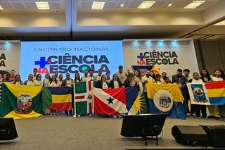 Houve debates sobre políticas nacionais para a formação científica e tecnológica.