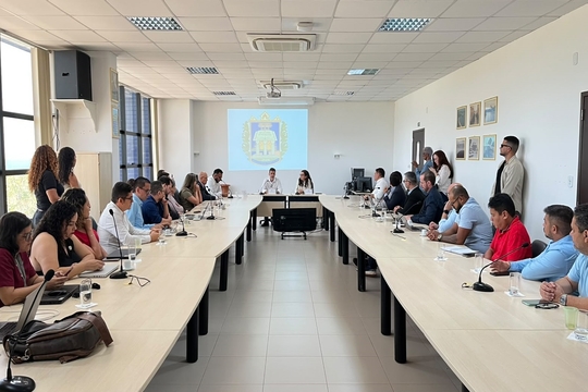 Reitora entrega documento com várias pautas, solicita hospital universitário e vagas para novos servidores.