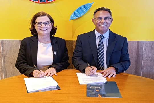 Acordo com Universidade de Wolverhampton permitirá intercâmbio de alunos e professores.